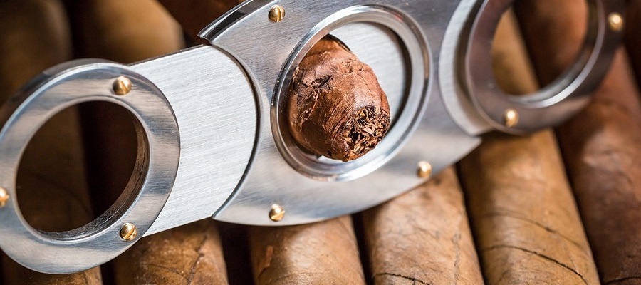 How to Cut A Cigar with A Cutter